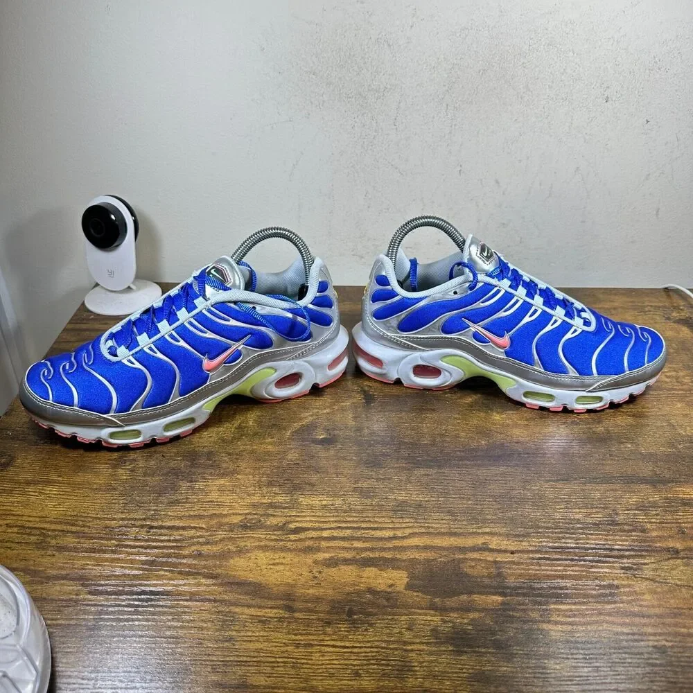 Nike Women’s Blue Pink Accent Athletic Sneakers